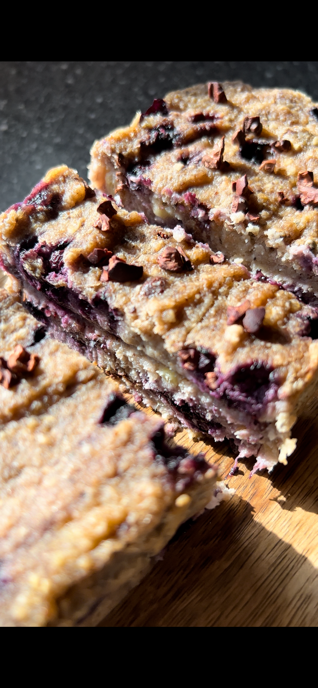 Leckeres veganes Bananenbrot mit Blaubeeren und Porridge. Gesunde Kuchenalternative mit Hafer.