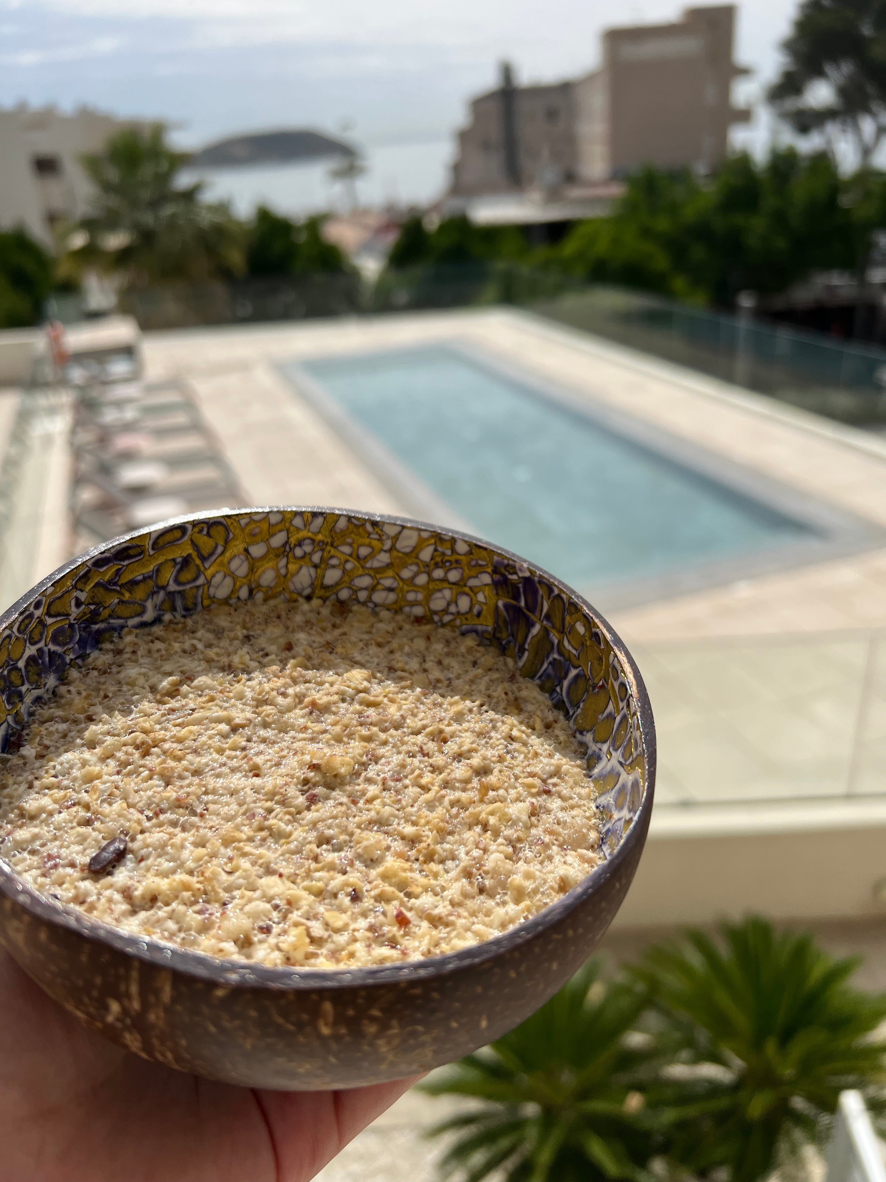 Kaltgepresstes Porridge ist leicht herzustellen und kann überall genossen werden.