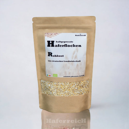 Verpackung der kaltgepressten Rohkost-Haferflocken in Bioqualität von der Marke Haferreich. 