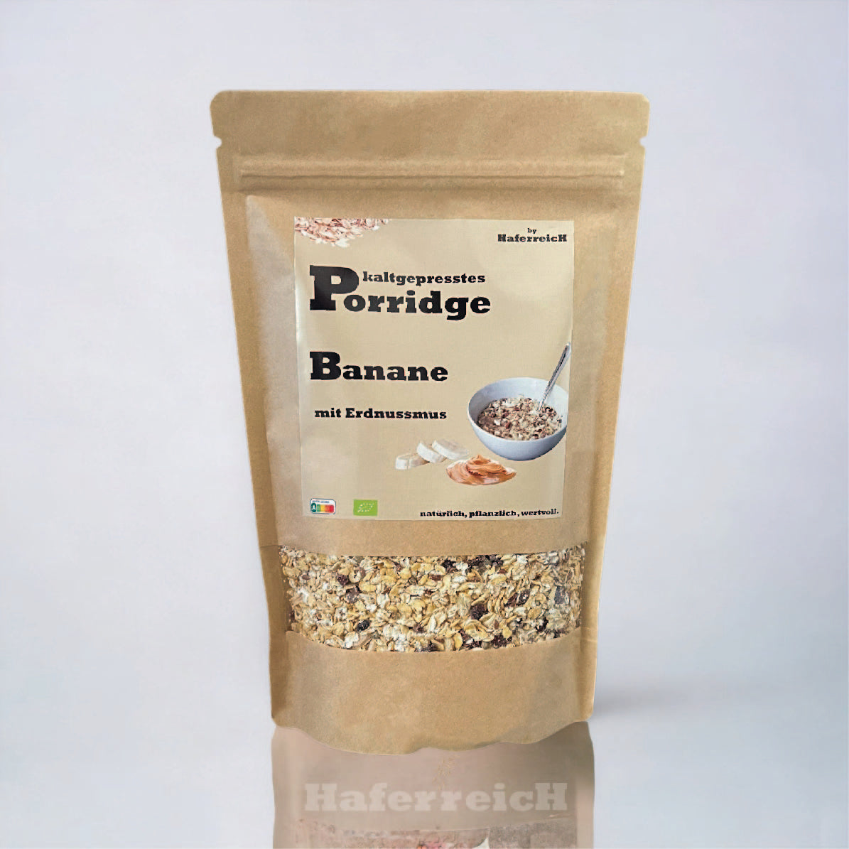 Verpackung von kaltgepresstem Porridge in der Sorte Banane Erdnuss mit gefriergetrockneten Bananen und Erdnussmus. Marke Haferreich.