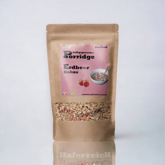 Verpackung von kaltgepresstem Porridge in der Sorte Erdbeer-Kokos mit gefriergetrockneten Erdbeeren und frisch geflockten Haferflocken von der Marke Haferreich.