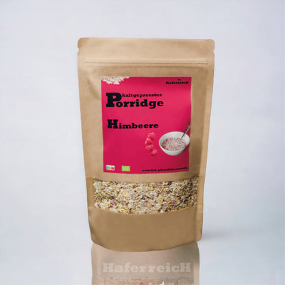 Verpackung von kaltgepresstem Porridge in der Sorte Himbeere. Hergestellt aus frisch geflockten Haferflocken mit gefriergetrockneter Himbeere von der Marke Haferreich.