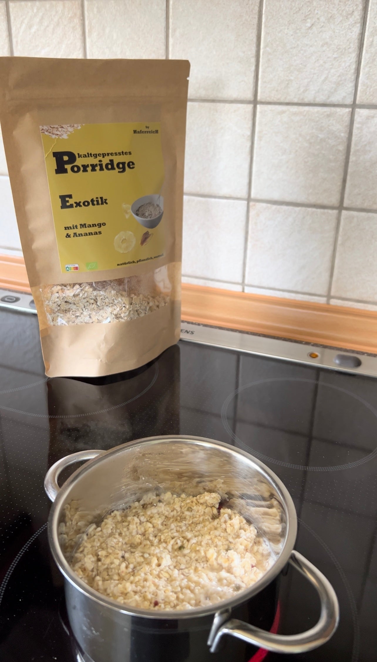 Porridge traditionell zubereiten: dafür wird Porridge kurz mit der dreifachen Menge Wasser aufgekocht.